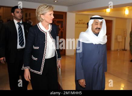 20111129 Uhr - KUWAIT, KUWAIT: Prinzessin Astrid von Belgien (L), Bild bei einem Besuch von Prinzessin Astrid von Belgien in Kuwait, Dienstag, den 29. November 2011. Prinzessin Astrid ist eine Sondervertreterin der Roll Back Malaria Partnership (RBM). BELGA FOTO-HANDOUT HERVE VERHOOSEL Stockfoto