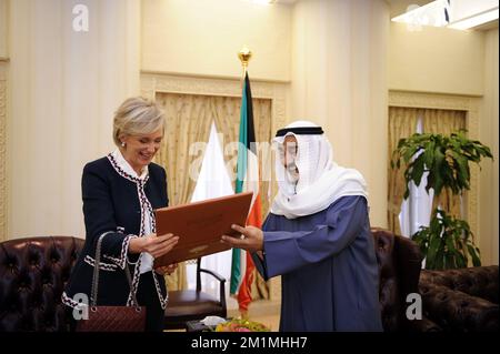 20111129 Uhr - KUWAIT, KUWAIT: Prinzessin Astrid von Belgien (L), Bild bei einem Besuch von Prinzessin Astrid von Belgien in Kuwait, Dienstag, den 29. November 2011. Prinzessin Astrid ist eine Sondervertreterin der Roll Back Malaria Partnership (RBM). BELGA FOTO-HANDOUT HERVE VERHOOSEL Stockfoto