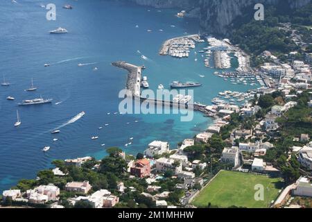 Yachthafenlandschaft von Ischia Stockfoto