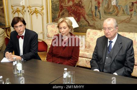 20111213 – LÜTTICH, BELGIEN: L-R, belgischer Premierminister Elio Di Rupo, belgische Königin Paola und belgischer König Albert II., abgebildet bei einem Besuch eines Mannes, Nordine Amrani, der Granaten warf und eine Kalaschnikow-Feuerwaffe benutzte, um auf dem Place Saint-Lambert in Lüttich am Dienstag, den 13. Dezember 2011 Menschen zu erschießen. Bisher wurden zwei Tote bestätigt, darunter der Mörder, der Selbstmord beging. Etwa 60 Menschen sind verletzt. Es ist jetzt bestätigt, dass es nur einen Mann gab, nicht mehr als einen. BELGA FOTO ERIC LALMAND Stockfoto