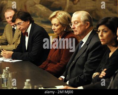 20111213 - LÜTTICH, BELGIEN: Belgien Premierminister Elio Di Rupo, Königin Paola von Belgien, König Albert II. Von Belgien und Vizeminister und Innenministerin Joelle Milquet, das während eines Besuchs fotografiert wurde, als ein Mann Granaten warf und eine Kalaschnikow-Feuerwaffe benutzte, um auf dem Place Saint-Lambert in Lüttich am Dienstag, dem 13. Dezember 2011, Menschen zu erschießen. Bisher wurden zwei Tote bestätigt, darunter der Mörder, der Selbstmord beging. Etwa 60 Menschen sind verletzt. Es ist jetzt bestätigt, dass es nur einen Mann gab, nicht mehr als einen. BELGA FOTO ERIC LALMAND Stockfoto