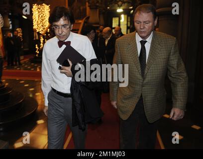 20111213 – LÜTTICH, BELGIEN: Premierminister Elio Di Rupo, das während eines Besuchs von Nordine Amrini auf dem Place Saint-Lambert in Lüttich am Dienstag, den 13. Dezember 2011, nach einem Mann, der Granaten warf und mit einer Kalaschnikow-Feuerwaffe auf Menschen schoss. Bisher wurden zwei Tote bestätigt, darunter der Mörder, der Selbstmord beging. Etwa 60 Menschen sind verletzt. Es ist jetzt bestätigt, dass es nur einen Mann gab, nicht mehr als einen. BELGA FOTO ERIC LALMAND Stockfoto