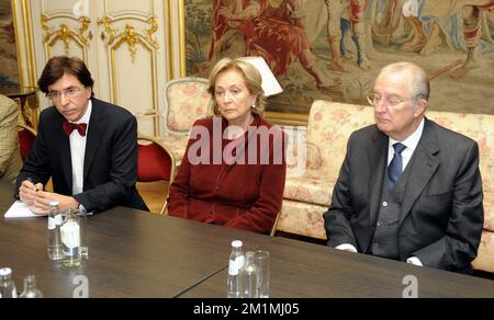 20111213 – LÜTTICH, BELGIEN: L-R, belgischer Premierminister Elio Di Rupo, belgische Königin Paola und belgischer König Albert II., abgebildet bei einem Besuch eines Mannes Nordine Amrani, der Granaten warf und mit einer Kalaschnikow-Feuerwaffe Menschen auf dem Place Saint-Lambert in Lüttich am Dienstag, den 13. Dezember 2011 erschoss. Bisher wurden zwei Tote bestätigt, darunter der Mörder, der Selbstmord beging. Etwa 60 Menschen sind verletzt. Es ist jetzt bestätigt, dass es nur einen Mann gab, nicht mehr als einen. BELGA FOTO ERIC LALMAND Stockfoto