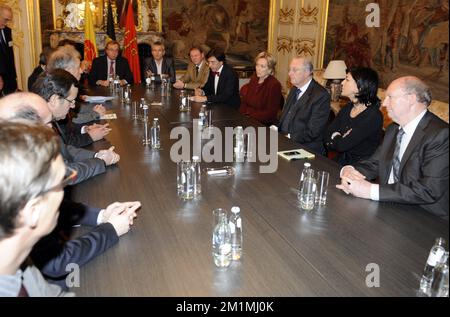 20111213 - LÜTTICH, BELGIEN: Belgien Premierminister Elio Di Rupo, Königin Paola von Belgien, König Albert II. Von Belgien und Vizeminister und Innenministerin Joelle Milquet, das während eines Besuchs fotografiert wurde, als ein Mann Granaten warf und eine Kalaschnikow-Feuerwaffe benutzte, um auf dem Place Saint-Lambert in Lüttich am Dienstag, dem 13. Dezember 2011, Menschen zu erschießen. Bisher wurden zwei Tote bestätigt, darunter der Mörder, der Selbstmord beging. Etwa 60 Menschen sind verletzt. Es ist jetzt bestätigt, dass es nur einen Mann gab, nicht mehr als einen. BELGA FOTO ERIC LALMAND Stockfoto