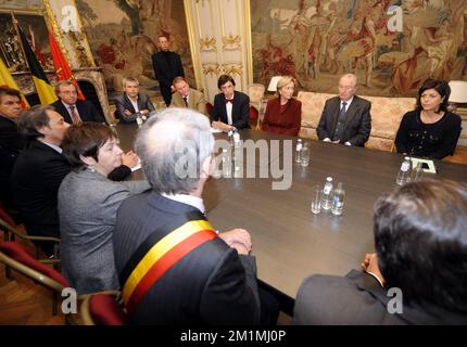 20111213 - LÜTTICH, BELGIEN: L-R, belgischer Premierminister Elio Di Rupo, belgische Königin Paola, König Albert II. Von Belgien und Vizepräsident und Innenminister Joelle Milquet, die bei einem Besuch eines Mannes, Nordine Amrani, Er warf Granaten und schoss mit einer Kalaschnikow-Waffe auf dem Place Saint-Lambert in Lüttich, Dienstag, den 13. Dezember 2011. Bisher wurden zwei Tote bestätigt, darunter der Mörder, der Selbstmord beging. Etwa 60 Menschen sind verletzt. Es ist jetzt bestätigt, dass es nur einen Mann gab, nicht mehr als einen. BELGA FOTO ERIC LALMAND Stockfoto