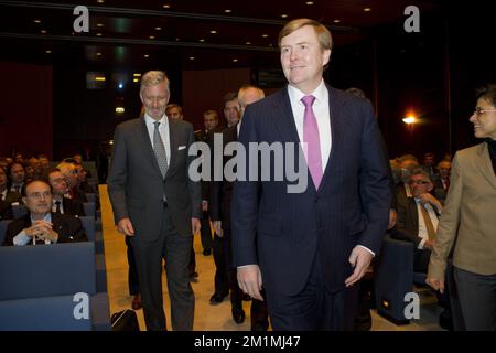 20111216 - ANTWERPEN, BELGIEN: Kronprinz Philippe von Belgien und niederländischer Kronprinz Willem-Alexander, die auf einer Konferenz über Logistik in der Region Flandern-Niederländisch-Delta der Provinzen Noord-Brabant (NL) und Antwerpen (BE) in der Provinz Antwerpen am Freitag, den 16. Dezember 2011, ankommen. BELGA FOTO KRISTOF VAN ACCOM Stockfoto