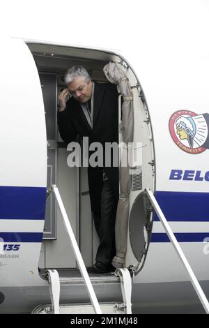 20111223 - PRAG, TSCHECHISCHE REPUBLIK: Vizepräsident und Außenminister Didier Reynders (FRANZÖSISCHSPRACHIGE Liberale), Foto bei der Ankunft in Prag zur Beerdigung des ehemaligen tschechischen Präsidenten Vaclav Havel, Freitag, den 23. Dezember 2011 in Prag, Tschechische Republik. Havel war der letzte Präsident der Tschechoslowakei und der erste Präsident der Tschechischen Republik. Er war auch Autor von Gedichten, Theaterstücken und Sachkunstwerken. BELGA FOTO NICOLAS MAETERLINCK Stockfoto