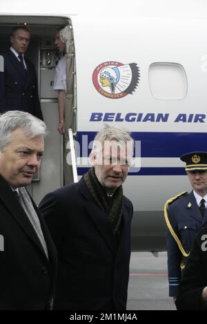 20111223 - PRAG, TSCHECHISCHE REPUBLIK: Vizepräsident und Außenminister Didier Reynders (FRANZÖSISCHSPRACHIGE Liberale) und Kronprinz Philippe von Belgien, die bei ihrer Ankunft in Prag im Vorfeld der Beerdigung des ehemaligen tschechischen Präsidenten Vaclav Havel am Freitag, den 23. Dezember 2011 in Prag, Tschechische Republik, abgebildet wurden. Havel war der letzte Präsident der Tschechoslowakei und der erste Präsident der Tschechischen Republik. Er war auch Autor von Gedichten, Theaterstücken und Sachkunstwerken. BELGA FOTO NICOLAS MAETERLINCK Stockfoto