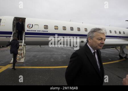 20111223 - PRAG, TSCHECHISCHE REPUBLIK: Vizepräsident und Außenminister Didier Reynders (FRANZÖSISCHSPRACHIGE Liberale), Foto nach der Beerdigung des ehemaligen tschechischen Präsidenten Vaclav Havel, Freitag, den 23. Dezember 2011 in Prag, Tschechische Republik. Havel war der letzte Präsident der Tschechoslowakei und der erste Präsident der Tschechischen Republik. Er war auch Autor von Gedichten, Theaterstücken und Sachkunstwerken. BELGA FOTO NICOLAS MAETERLINCK Stockfoto