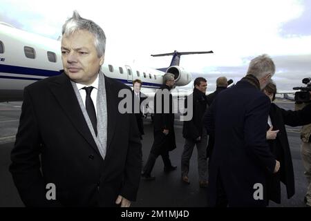 20111223 - PRAG, TSCHECHISCHE REPUBLIK: Vizepräsident und Außenminister Didier Reynders (FRANZÖSISCHSPRACHIGE Liberale), Foto bei der Ankunft in Prag zur Beerdigung des ehemaligen tschechischen Präsidenten Vaclav Havel, Freitag, den 23. Dezember 2011 in Prag, Tschechische Republik. Havel war der letzte Präsident der Tschechoslowakei und der erste Präsident der Tschechischen Republik. Er war auch Autor von Gedichten, Theaterstücken und Sachkunstwerken. BELGA FOTO NICOLAS MAETERLINCK Stockfoto