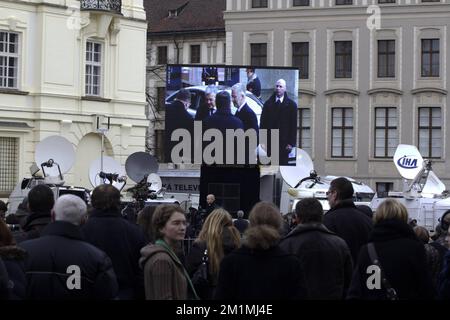 20111223 - PRAG, TSCHECHISCHE REPUBLIK: Vizepräsident und Außenminister Didier Reynders (FRANZÖSISCHSPRACHIGE Liberale) und Kronprinz Philippe von Belgien werden auf einer großen Leinwand bei ihrer Ankunft zur Beerdigung des ehemaligen tschechischen Präsidenten Vaclav Havel am Freitag, den 23. Dezember 2011 in Prag, Tschechische Republik, abgebildet. Havel war der letzte Präsident der Tschechoslowakei und der erste Präsident der Tschechischen Republik. Er war auch Autor von Gedichten, Theaterstücken und Sachkunstwerken. BELGA FOTO NICOLAS MAETERLINCK Stockfoto