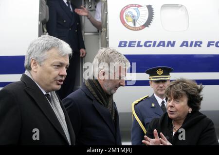 20111223 - PRAG, TSCHECHISCHE REPUBLIK: Vizepremierminister und Außenminister Didier Reynders (FRANZÖSISCHSPRACHIGE Liberale) und Kronprinz Philippe von Belgien werden von dem belgischen Botschafter in der Tschechischen Republik Renilde Loeckx bei ihrer Ankunft in Prag im Vorfeld der Beerdigung des ehemaligen tschechischen Präsidenten Vaclav Havel, Freitag, 23. Dezember 2011 in Prag, Tschechische Republik. Havel war der letzte Präsident der Tschechoslowakei und der erste Präsident der Tschechischen Republik. Er war auch Autor von Gedichten, Theaterstücken und Sachkunstwerken. BELGA FOTO NICOLAS MAETERLINCK Stockfoto