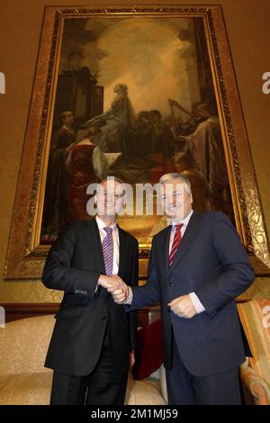 20120109 - LONDON, GROSSBRITANNIEN: Der belgische Vizepremierminister und Außenminister Didier Reynders (R) schüttelt dem Staatsminister des Außenministeriums und Commonwealth-Büros David Lidington (L) während eines Besuchs des belgischen Außenministers Didier Reynders bei seinem britischen Amtskollegen William Hague am Montag, den 09. Januar 2012, in London, England, die Hand. BELGA FOTO NICOLAS MAETERLINCK Stockfoto