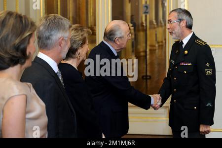 20120117 - BRÜSSEL, BELGIEN: Prinzessin Mathilde von Belgien, Kronprinz Philippe von Belgien, Königin Paola von Belgien, König Albert II. Von Belgien und Generalleutnant Guido Andries, die während eines Neujahrsempfangs, der von der Königlichen Familie für verschiedene NATO-Mitglieder organisiert wurde, fotografiert wurden; Die Ständigen Vertreter des Nordatlantikrates, die Mitglieder des Internationalen Sekretärs und der für das Militär verantwortlichen Personen sowie die Generaloffiziere des Obersten Hauptquartiers der Alliierten Mächte Europa (SHAPE) im Königlichen Palast in Brüssel, Dienstag, den 17. Januar 2012. BELGA FOTO DIRK WAEM Stockfoto