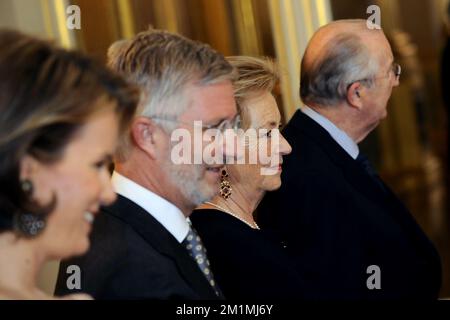 20120117 - BRÜSSEL, BELGIEN: Prinzessin Mathilde von Belgien, Kronprinz Philippe von Belgien, Königin Paola von Belgien und König Albert II. Von Belgien, die bei einem Neujahrsempfang der Königlichen Familie für verschiedene NATO-Mitglieder, der Ständigen Vertreter des Nordatlantikrates, Mitglieder des Internationalen Sekretärs und der militärischen Verantwortlichen sowie die Generaloffiziere des Obersten Hauptquartiers der Alliierten Mächte Europa (SHAPE) im Königlichen Palast in Brüssel Dienstag, den 17. Januar 2012. BELGA FOTO DIRK WAEM Stockfoto