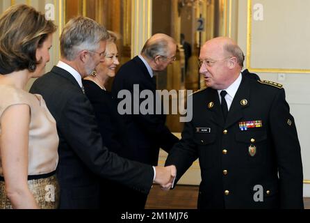 20120117 - BRÜSSEL, BELGIEN: Prinzessin Mathilde von Belgien, Kronprinz Philippe von Belgien, Königin Paola von Belgien, König Albert II. Von Belgien und Generalstabschef Charles Henri Delcour, die auf einem Neujahrsempfang der Königlichen Familie für verschiedene NATO-Mitglieder fotografiert wurden; Die Ständigen Vertreter des Nordatlantikrates, die Mitglieder des Internationalen Sekretärs und der für das Militär verantwortlichen Personen sowie die Generaloffiziere des Obersten Hauptquartiers der Alliierten Mächte Europa (SHAPE) im Königlichen Palast in Brüssel, Dienstag, den 17. Januar 2012. BELGA FOTO DIRK WAEM Stockfoto