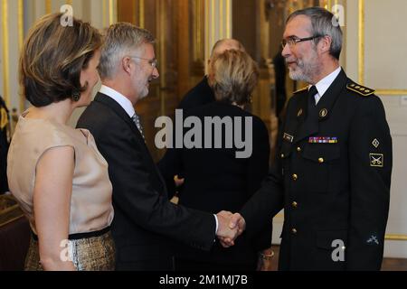 20120117 - BRÜSSEL, BELGIEN: Prinzessin Mathilde von Belgien, Kronprinz Philippe von Belgien und Generalleutnant Guido Andries, die auf einem von der Königlichen Familie organisierten Neujahrsempfang für verschiedene NATO-Mitglieder, die Ständigen Vertreter des Nordatlantikrates, Mitglieder des Internationalen Sekretärs und der militärischen Verantwortlichen sowie die Generaloffiziere des Obersten Hauptquartiers der Alliierten Mächte Europa (SHAPE) im Königlichen Palast in Brüssel Dienstag, den 17. Januar 2012. BELGA FOTO DIRK WAEM Stockfoto