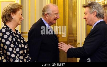 20120125 - BRÜSSEL, BELGIEN: Königin Paola von Belgien und König Albert II von Belgien begrüßen den belgischen EU-Handelskommissar Karel De Gucht, da die belgische Königsfamilie die Vorsitzenden und Präsidenten der europäischen Institutionen, die Kommissionsmitglieder und andere Vertreter der europäischen Institutionen empfängt. Auf der Königlichen Burg in Laeken/Laken, Brüssel, Mittwoch, den 25. Januar 2012. BELGA FOTO BENOIT DOPPPAGNE Stockfoto