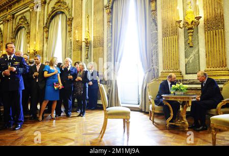 20120125 - BRÜSSEL, BELGIEN: König Albert II von Belgien und Präsident des Europäischen Parlaments Martin Schulz sprechen, während die belgische Königsfamilie die Vorsitzenden und Präsidenten der europäischen Institutionen, die Kommissionsmitglieder und andere Vertreter der europäischen Institutionen am Mittwoch, den 25. Januar 2012, im Königlichen Schloss Laeken/Laken in Brüssel empfängt. BELGA FOTO BENOIT DOPPPAGNE Stockfoto