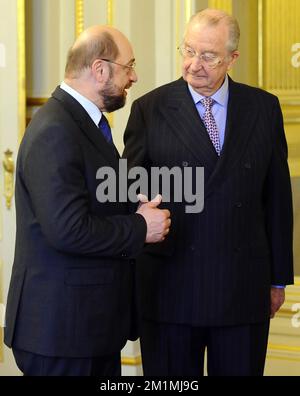 20120125 - BRÜSSEL, BELGIEN: König Albert II von Belgien und Präsident des Europäischen Parlaments Martin Schulz sprechen, während die belgische Königsfamilie die Vorsitzenden und Präsidenten der europäischen Institutionen, die Kommissionsmitglieder und andere Vertreter der europäischen Institutionen am Mittwoch, den 25. Januar 2012, im Königlichen Schloss Laeken/Laken in Brüssel empfängt. BELGA FOTO BENOIT DOPPPAGNE Stockfoto