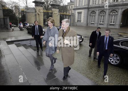 20120130 - BRÜSSEL, BELGIEN: Kronprinz Philippe von Belgien und Prinzessin Mathilde von Belgien kommen am Montag, den 30. Januar 2012, zu den diplomatischen Kontakttagen 2012 im Egmont-Palast in Brüssel an. BELGA FOTO NICOLAS MAETERLINCK Stockfoto