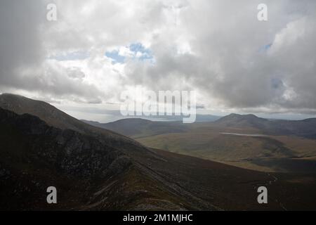 Glen Iorsa mit Blick auf Beinn Bharrain Beinn Bhreac und Mullach Buidhe von den Gipfelhängen von Cir Mhor auf der Insel Arran Schottland Stockfoto