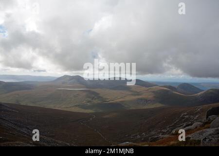 Glen Iorsa mit Blick auf Beinn Bharrain Beinn Bhreac und Mullach Buidhe von den Gipfelhängen von Cir Mhor auf der Insel Arran Schottland Stockfoto