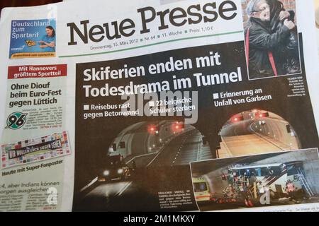 20120315 - DEUTSCHLAND, BELGIEN: Abbildung zeigt die Ausgabe der deutschen Zeitung Neue Presse vom Donnerstag, 15. März 2012, in der über den schrecklichen Busunfall gestern Abend in einem Tunnel in Sierre, Schweiz, Wallis berichtet wird. 28 Personen, darunter 22 Kinder, starben bei dem Unfall eines belgischen Reisebusses, 24 aßen Verletzte, die Kinder aus zwei Schulen von Lommel und Heverlee waren vom Skiurlaub zurück. BELGA FOTO BRUNO FAHY Stockfoto