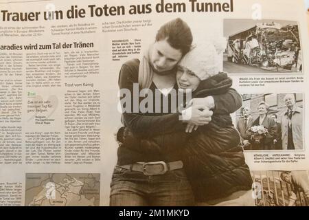 20120315 - DEUTSCHLAND, BELGIEN: Abbildung zeigt die Ausgabe einer deutschen Zeitung vom Donnerstag, 15. März 2012, die über den schrecklichen Busunfall gestern Abend in einem Tunnel in Sierre, Schweiz, Wallis, berichtet. 28 Personen, darunter 22 Kinder, starben bei dem Unfall eines belgischen Reisebusses, 24 aßen Verletzte, die Kinder aus zwei Schulen von Lommel und Heverlee waren vom Skiurlaub zurück. BELGA FOTO BRUNO FAHY Stockfoto