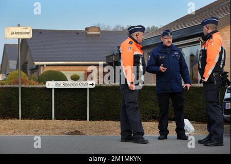 20120315 - LOMMEL, BELGIEN: Abbildung zeigt die Polizei an der Grundschule (Basisschool - ecole Primaire) 't Stekske, in Lommel, Donnerstag, 15. März 2012, nach dem schrecklichen Busunfall gestern Abend in einem Tunnel in Sierre, Schweiz, Wallis. 28 Personen, darunter 22 Kinder, starben bei dem Unfall eines belgischen Reisebusses, 22 weitere wurden verletzt, die Kinder aus zwei Schulen von Lommel und Heverlee waren vom Skiurlaub zurück. Verwandte verlassen die Schule, um ein Militärflugzeug in die Schweiz zu nehmen. BELGA FOTO YORICK JANSENS Stockfoto