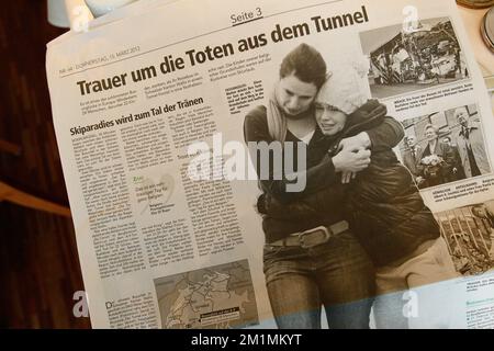 20120315 - DEUTSCHLAND, BELGIEN: Abbildung zeigt die Ausgabe einer deutschen Zeitung vom Donnerstag, 15. März 2012, die über den schrecklichen Busunfall gestern Abend in einem Tunnel in Sierre, Schweiz, Wallis, berichtet. 28 Personen, darunter 22 Kinder, starben bei dem Unfall eines belgischen Reisebusses, 24 aßen Verletzte, die Kinder aus zwei Schulen von Lommel und Heverlee waren vom Skiurlaub zurück. BELGA FOTO BRUNO FAHY Stockfoto