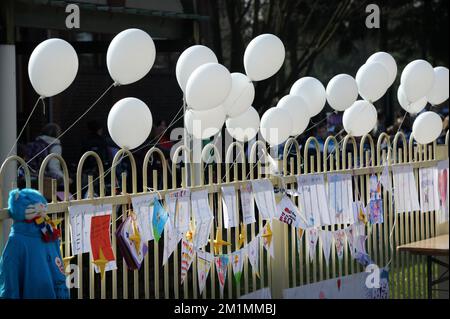 20120315 - LOMMEL, BELGIEN: Das Bild zeigt weiße Ballons und Kinderskates vor der Grundschule (Basisschool - ecole Primaire) 't Stekske, in Lommel, Donnerstag, den 15. März 2012. Bei einem schrecklichen Busunfall am Dienstagabend in einem Tunnel, in Sierre, Valais, Schweiz, 28 Menschen, Darunter 22 Kinder, starben, 24 andere wurden verletzt. Die Kinder aus zwei Schulen von Lommel und Heverlee waren nach dem Skiurlaub auf dem Heimweg. BELGA FOTO YORICK JANSENS Stockfoto