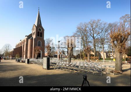 20120315 Uhr - LOMMEL, BELGIEN: Das Bild zeigt die Kirche mit vielen Sitzplätzen draußen vor der Ehrung heute Abend, neben der Grundschule (Basisschool - ecole Primaire) 't Stekske, in Lommel, Donnerstag, 15. März 2012. Bei einem schrecklichen Busunfall am Dienstagabend in einem Tunnel, in Sierre, Valais, Schweiz, 28 Menschen, Darunter 22 Kinder, starben, 24 andere wurden verletzt. Die Kinder aus zwei Schulen von Lommel und Heverlee waren nach dem Skiurlaub auf dem Heimweg. BELGA FOTO YORICK JANSENS Stockfoto