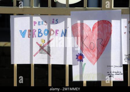 20120315 - LOMMEL, BELGIEN: Abbildung zeigt Zeichnungen (eine, auf der steht, dass die Presse verboten ist) vor der Grundschule (Basisschool - ecole Primaire) 't Stekske, in Lommel, Donnerstag, den 15. März 2012. Bei einem schrecklichen Busunfall am Dienstagabend in einem Tunnel, in Sierre, Valais, Schweiz, 28 Menschen, Darunter 22 Kinder, starben, 24 andere wurden verletzt. Die Kinder aus zwei Schulen von Lommel und Heverlee waren nach dem Skiurlaub auf dem Heimweg. BELGA FOTO YORICK JANSENS Stockfoto