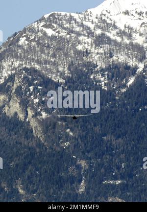 20120316 - SION, SCHWEIZ: Abbildung zeigt ein belgisches Militärflugzeug C-130, das die Leichen der Opfer des Busunfalls nach dem Start am Flughafen, Freitag, den 16. März 2012, in Sion, Schweiz, transportiert. Bei einem schrecklichen Busunfall am Dienstagabend in einem Tunnel, in Sierre, Valais, Schweiz, 28 Menschen, Darunter 22 Kinder, starben, 24 andere wurden verletzt. Die Kinder aus zwei Schulen von Lommel und Heverlee waren nach dem Skiurlaub auf dem Heimweg. BELGA FOTO NICOLAS MAETERLINCK Stockfoto