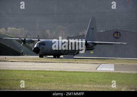 20120316 - SION, SCHWEIZ: Abbildung zeigt ein belgisches Militärflugzeug C-130, das die Leichen der Opfer des Busunfalls trägt und sich auf den Start am Flughafen von Sion, Freitag, den 16. März 2012, in Sion, Schweiz, vorbereitet. Bei einem schrecklichen Busunfall am Dienstagabend in einem Tunnel, in Sierre, Valais, Schweiz, 28 Menschen, Darunter 22 Kinder, starben, 24 andere wurden verletzt. Die Kinder aus zwei Schulen von Lommel und Heverlee waren nach dem Skiurlaub auf dem Heimweg. BELGA FOTO NICOLAS MAETERLINCK Stockfoto