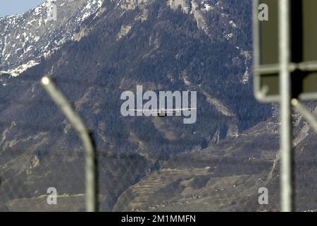 20120316 - SION, SCHWEIZ: Abbildung zeigt ein belgisches Militärflugzeug C-130, das die Leichen der Opfer des Busunfalls nach dem Start am Flughafen, Freitag, den 16. März 2012, in Sion, Schweiz, transportiert. Bei einem schrecklichen Busunfall am Dienstagabend in einem Tunnel, in Sierre, Valais, Schweiz, 28 Menschen, Darunter 22 Kinder, starben, 24 andere wurden verletzt. Die Kinder aus zwei Schulen von Lommel und Heverlee waren nach dem Skiurlaub auf dem Heimweg. BELGA FOTO NICOLAS MAETERLINCK Stockfoto