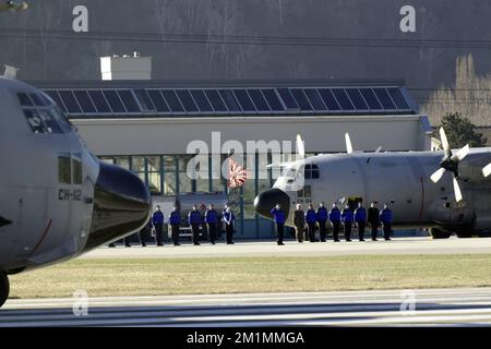 20120316 - SION, SCHWEIZ: Abbildung zeigt eine Zeremonie als belgisches Militärflugzeug C-130, das die Leichen der Opfer des Busunfalls trägt, bereitet sich auf den Abflug vom Flughafen Sion vor, Freitag, 16. März 2012, in Sion, Schweiz. Bei einem schrecklichen Busunfall am Dienstagabend in einem Tunnel, in Sierre, Valais, Schweiz, 28 Menschen, Darunter 22 Kinder, starben, 24 andere wurden verletzt. Die Kinder aus zwei Schulen von Lommel und Heverlee waren nach dem Skiurlaub auf dem Heimweg. BELGA FOTO NICOLAS MAETERLINCK Stockfoto