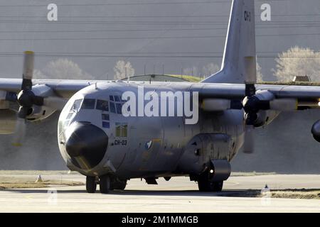 20120316 - SION, SCHWEIZ: Abbildung zeigt ein belgisches Militärflugzeug C-130, das die Leichen der Opfer des Busunfalls trägt und sich auf den Start am Flughafen von Sion, Freitag, den 16. März 2012, in Sion, Schweiz, vorbereitet. Bei einem schrecklichen Busunfall am Dienstagabend in einem Tunnel, in Sierre, Valais, Schweiz, 28 Menschen, Darunter 22 Kinder, starben, 24 andere wurden verletzt. Die Kinder aus zwei Schulen von Lommel und Heverlee waren nach dem Skiurlaub auf dem Heimweg. BELGA FOTO NICOLAS MAETERLINCK Stockfoto