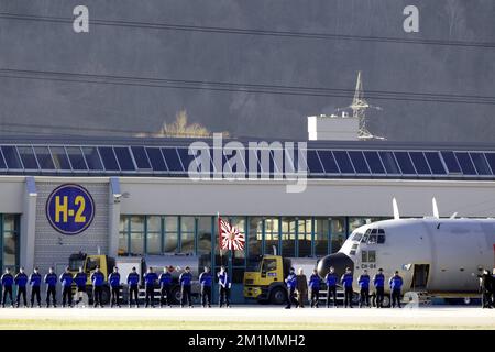 20120316 - SION, SCHWEIZ: Abbildung zeigt eine Zeremonie als belgisches Militärflugzeug C-130, das die Leichen der Opfer des Busunfalls trägt, bereitet sich auf den Abflug vom Flughafen Sion vor, Freitag, 16. März 2012, in Sion, Schweiz. Bei einem schrecklichen Busunfall am Dienstagabend in einem Tunnel, in Sierre, Valais, Schweiz, 28 Menschen, Darunter 22 Kinder, starben, 24 andere wurden verletzt. Die Kinder aus zwei Schulen von Lommel und Heverlee waren nach dem Skiurlaub auf dem Heimweg. BELGA FOTO NICOLAS MAETERLINCK Stockfoto