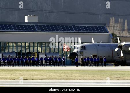 20120316 - SION, SCHWEIZ: Abbildung zeigt eine Zeremonie als belgisches Militärflugzeug C-130, das die Leichen der Opfer des Busunfalls trägt, bereitet sich auf den Abflug vom Flughafen Sion vor, Freitag, 16. März 2012, in Sion, Schweiz. Bei einem schrecklichen Busunfall am Dienstagabend in einem Tunnel, in Sierre, Valais, Schweiz, 28 Menschen, Darunter 22 Kinder, starben, 24 andere wurden verletzt. Die Kinder aus zwei Schulen von Lommel und Heverlee waren nach dem Skiurlaub auf dem Heimweg. BELGA FOTO NICOLAS MAETERLINCK Stockfoto