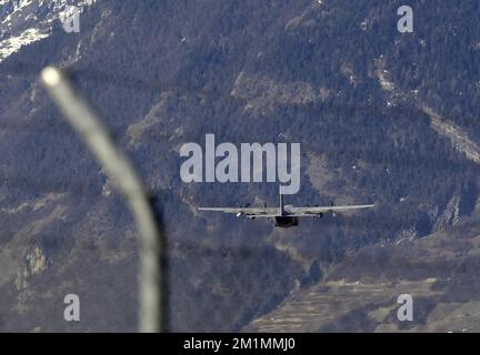 20120316 - SION, SCHWEIZ: Abbildung zeigt ein belgisches Militärflugzeug C-130, das die Leichen der Opfer des Busunfalls nach dem Start am Flughafen, Freitag, den 16. März 2012, in Sion, Schweiz, transportiert. Bei einem schrecklichen Busunfall am Dienstagabend in einem Tunnel, in Sierre, Valais, Schweiz, 28 Menschen, Darunter 22 Kinder, starben, 24 andere wurden verletzt. Die Kinder aus zwei Schulen von Lommel und Heverlee waren nach dem Skiurlaub auf dem Heimweg. BELGA FOTO NICOLAS MAETERLINCK Stockfoto