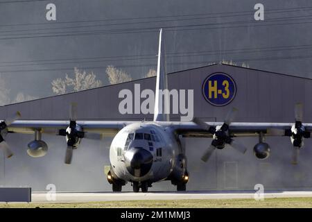 20120316 - SION, SCHWEIZ: Abbildung zeigt ein belgisches Militärflugzeug C-130, das die Leichen der Opfer des Busunfalls trägt und sich auf den Start am Flughafen von Sion, Freitag, den 16. März 2012, in Sion, Schweiz, vorbereitet. Bei einem schrecklichen Busunfall am Dienstagabend in einem Tunnel, in Sierre, Valais, Schweiz, 28 Menschen, Darunter 22 Kinder, starben, 24 andere wurden verletzt. Die Kinder aus zwei Schulen von Lommel und Heverlee waren nach dem Skiurlaub auf dem Heimweg. BELGA FOTO NICOLAS MAETERLINCK Stockfoto