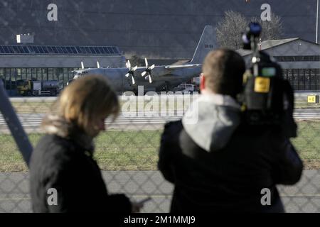 20120316 - SION, SCHWEIZ: Abbildung zeigt eine Zeremonie als belgisches Militärflugzeug C-130, das die Leichen der Opfer des Busunfalls trägt, bereitet sich auf den Abflug vom Flughafen Sion vor, Freitag, 16. März 2012, in Sion, Schweiz. Bei einem schrecklichen Busunfall am Dienstagabend in einem Tunnel, in Sierre, Valais, Schweiz, 28 Menschen, Darunter 22 Kinder, starben, 24 andere wurden verletzt. Die Kinder aus zwei Schulen von Lommel und Heverlee waren nach dem Skiurlaub auf dem Heimweg. BELGA FOTO NICOLAS MAETERLINCK Stockfoto