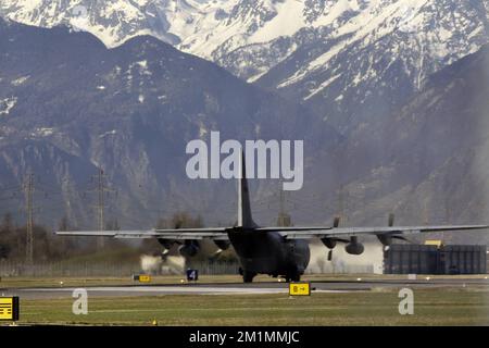 20120316 - SION, SCHWEIZ: Abbildung zeigt ein belgisches Militärflugzeug C-130, das die Leichen der Opfer des Busunfalls trägt und sich auf den Start am Flughafen von Sion, Freitag, den 16. März 2012, in Sion, Schweiz, vorbereitet. Bei einem schrecklichen Busunfall am Dienstagabend in einem Tunnel, in Sierre, Valais, Schweiz, 28 Menschen, Darunter 22 Kinder, starben, 24 andere wurden verletzt. Die Kinder aus zwei Schulen von Lommel und Heverlee waren nach dem Skiurlaub auf dem Heimweg. BELGA FOTO NICOLAS MAETERLINCK Stockfoto