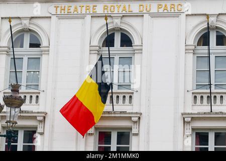 20120316 - BRÜSSEL, BELGIEN: Auf dem Bild ist am Tag der nationalen Trauer am Freitag, den 16. März 2012 in Brüssel eine Flagge auf Halbmast am Theater Royal du Parc in der Rue de la Loi - Wetstraat im belgischen bundesparlament zu sehen. Bei einem schrecklichen Busunfall am Dienstagabend in einem Tunnel, in Sierre, Valais, Schweiz, 28 Menschen, Darunter 22 Kinder, starben, 24 andere wurden verletzt. Die Kinder aus zwei Schulen von Lommel und Heverlee waren nach dem Skiurlaub auf dem Heimweg. BELGA FOTO BRUNO FAHY Stockfoto