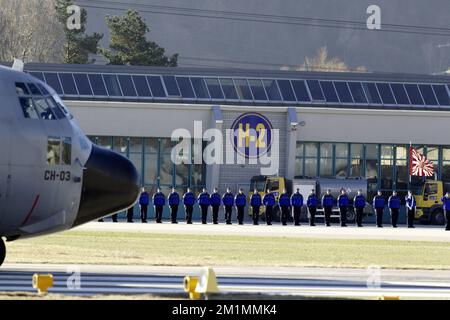 20120316 - SION, SCHWEIZ: Abbildung zeigt eine Zeremonie als belgisches Militärflugzeug C-130, das die Leichen der Opfer des Busunfalls trägt, bereitet sich auf den Abflug vom Flughafen Sion vor, Freitag, 16. März 2012, in Sion, Schweiz. Bei einem schrecklichen Busunfall am Dienstagabend in einem Tunnel, in Sierre, Valais, Schweiz, 28 Menschen, Darunter 22 Kinder, starben, 24 andere wurden verletzt. Die Kinder aus zwei Schulen von Lommel und Heverlee waren nach dem Skiurlaub auf dem Heimweg. BELGA FOTO NICOLAS MAETERLINCK Stockfoto