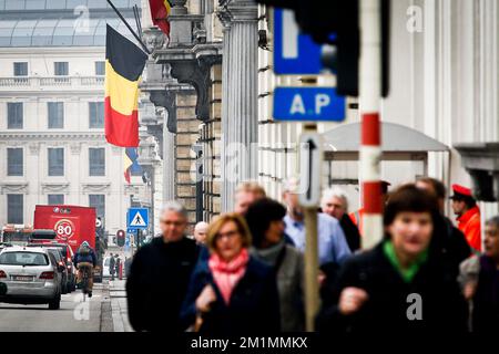 20120316 - BRÜSSEL, BELGIEN: Das Bild zeigt eine belgische Flagge am Tag der nationalen Trauer in der Rue de la Loi - Wetstraat am Freitag, den 16. März 2012 in Brüssel. Bei einem schrecklichen Busunfall am Dienstagabend in einem Tunnel, in Sierre, Valais, Schweiz, 28 Menschen, Darunter 22 Kinder, starben, 24 andere wurden verletzt. Die Kinder aus zwei Schulen von Lommel und Heverlee waren nach dem Skiurlaub auf dem Heimweg. BELGA FOTO BRUNO FAHY Stockfoto