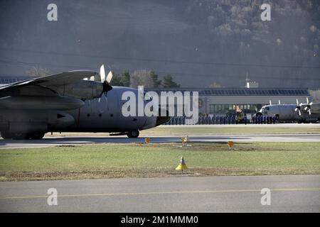20120316 - SION, SCHWEIZ: Abbildung zeigt ein belgisches Militärflugzeug C-130, das die Leichen der Opfer des Busunfalls trägt und sich auf den Start am Flughafen von Sion, Freitag, den 16. März 2012, in Sion, Schweiz, vorbereitet. Bei einem schrecklichen Busunfall am Dienstagabend in einem Tunnel, in Sierre, Valais, Schweiz, 28 Menschen, Darunter 22 Kinder, starben, 24 andere wurden verletzt. Die Kinder aus zwei Schulen von Lommel und Heverlee waren nach dem Skiurlaub auf dem Heimweg. BELGA FOTO NICOLAS MAETERLINCK Stockfoto