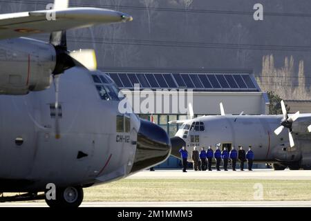 20120316 - SION, SCHWEIZ: Abbildung zeigt eine Zeremonie als belgisches Militärflugzeug C-130, das die Leichen der Opfer des Busunfalls trägt, bereitet sich auf den Abflug vom Flughafen Sion vor, Freitag, 16. März 2012, in Sion, Schweiz. Bei einem schrecklichen Busunfall am Dienstagabend in einem Tunnel, in Sierre, Valais, Schweiz, 28 Menschen, Darunter 22 Kinder, starben, 24 andere wurden verletzt. Die Kinder aus zwei Schulen von Lommel und Heverlee waren nach dem Skiurlaub auf dem Heimweg. BELGA FOTO NICOLAS MAETERLINCK Stockfoto